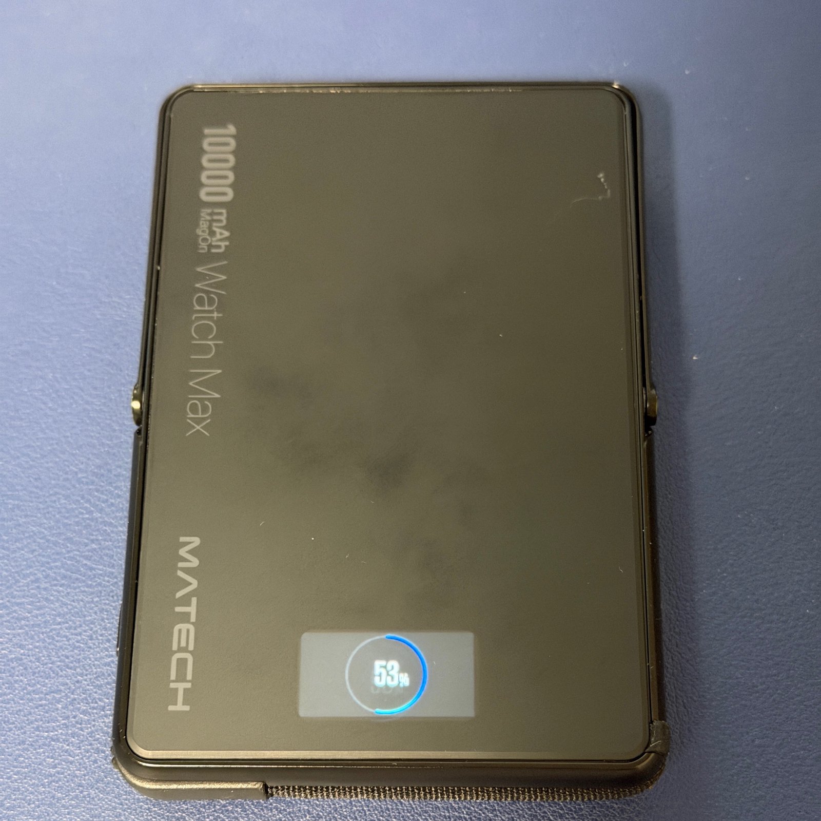 MATECH MagOn Watch Max 10000のミニディスプレイに残量53％が表示されている様子