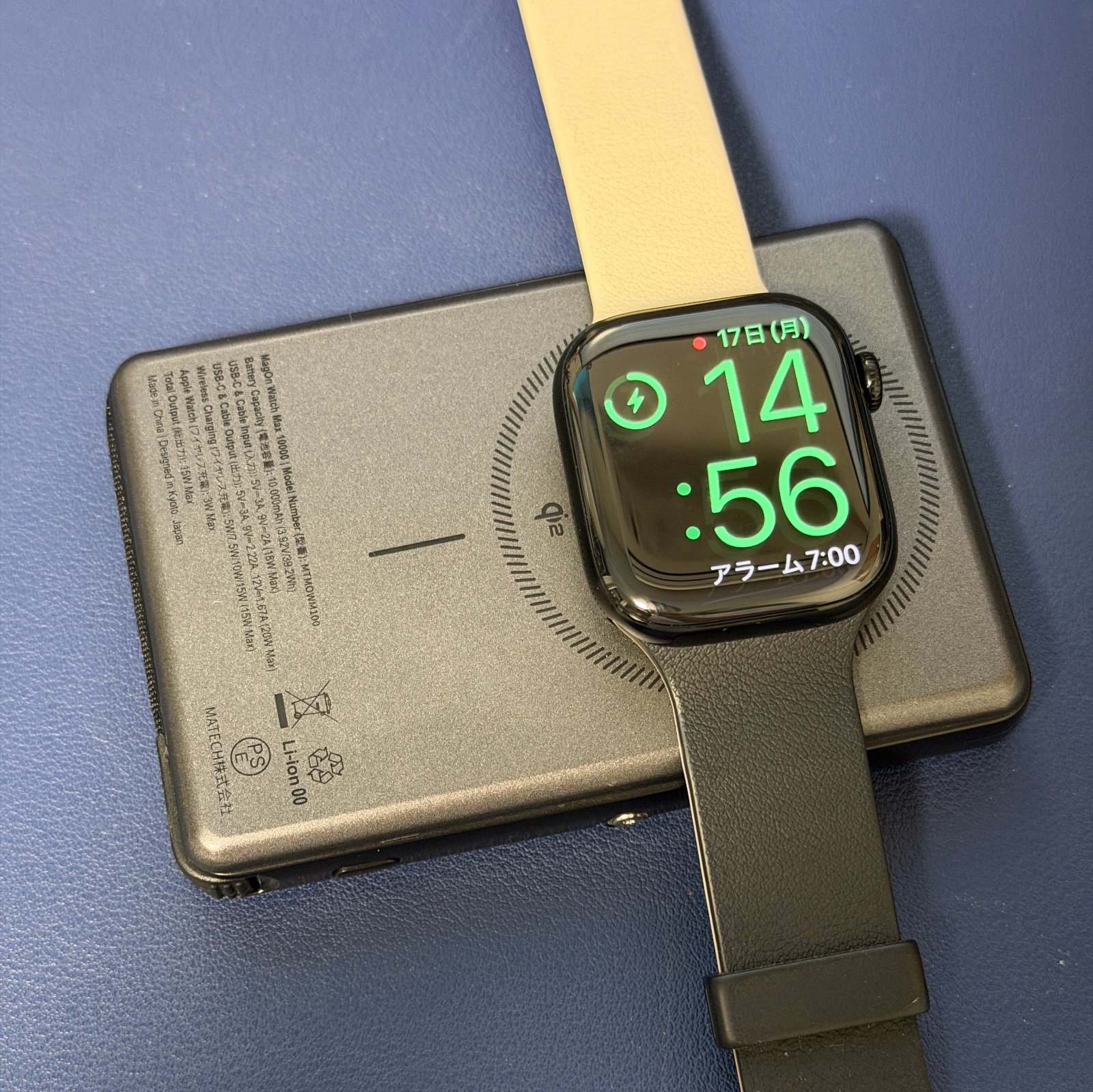MATECH MagOn Watch Max 10000でApple Watchを充電している様子