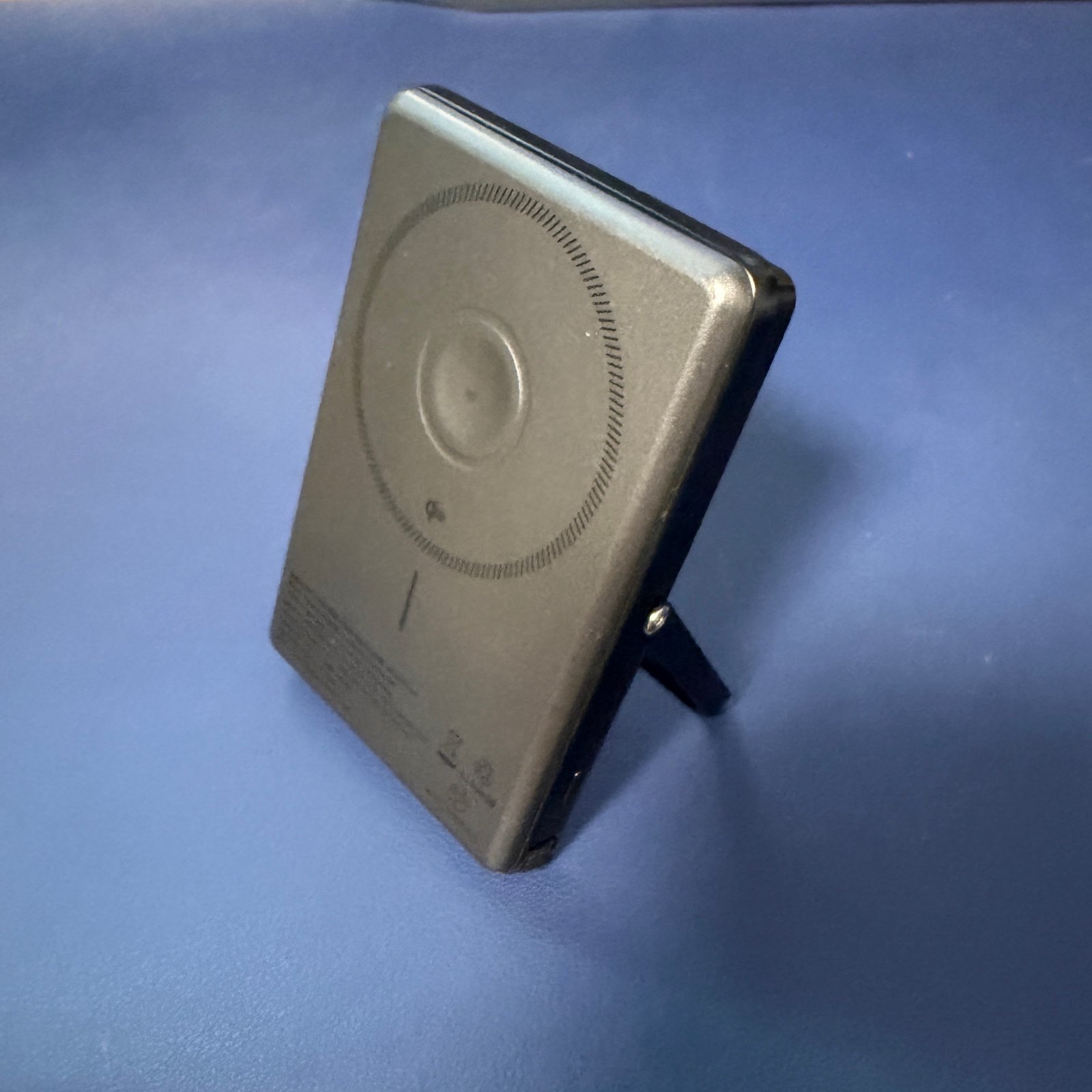MATECH MagOn Watch Max 10000のスタンドを立てた背面